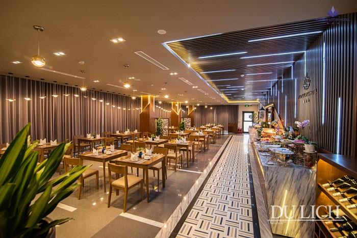 Purple Lotus Hotel sở hữu Nhà hàng Palms với những món ăn Á- Âu mang hương vị đặc trưng và Palms Coffee phục vụ đồ uống phong phú, hấp dẫn